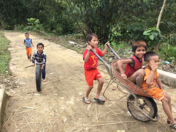 
Với những em bé này ở thôn 3 xã Phước Mỹ (Play Kông Ta Nang), huyện Phước Sơn, tỉnh Quảng Nam, thì niềm vui xuân là được thỏa thích chơi theo ý muốn
