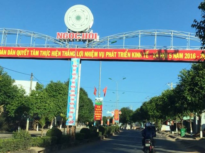 
Tuyến đường Quốc lộ 14 đi qua trung tâm huyện Ngọc Hồi, tỉnh Kon Tum được trang hoàng không thua kém các vùng dân cư ở miền xuôi
