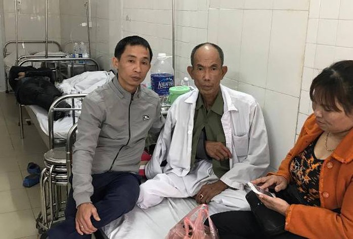 
Phóng viên Báo Người Lao Động gặp ông Vin tại khoa Chấn thương chỉnh hình B1, Bệnh viện quân y 103
