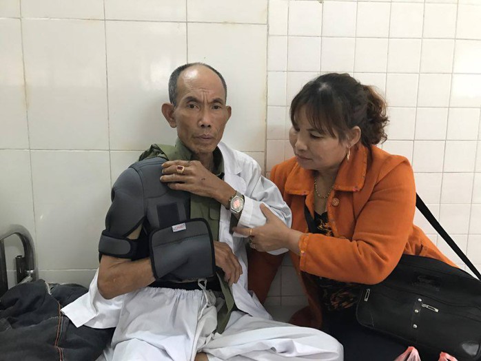
Cựu binh Hoàng Tiến Vin sau khi bị hành hung dã man nằm điều trị tại Bệnh viện quân y 103 - Ảnh: Văn Duẩn
