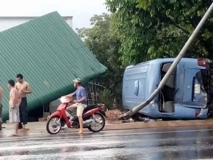 
Xe khách trước khi lật nhào đã tông sập mái hiên nhà dân và 1 trụ đèn chiếu sáng
