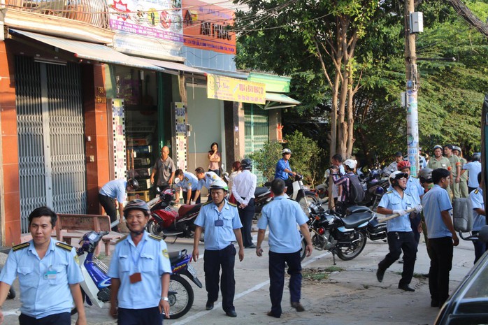 
Đội Quản lý Trật tự đô thị quận Bình Tân xử lý các trường hợp lấn chiếm vỉa hè ở đường Tên Lửa
