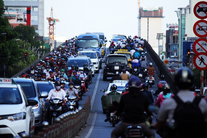 
Trên cầu vượt Hoàng Hoa Thám (quận Tân Bình) cũng kẹt xe nghiêm trọng. Xe cộ hai hướng phải di chuyển chậm chạp từng chút một.
