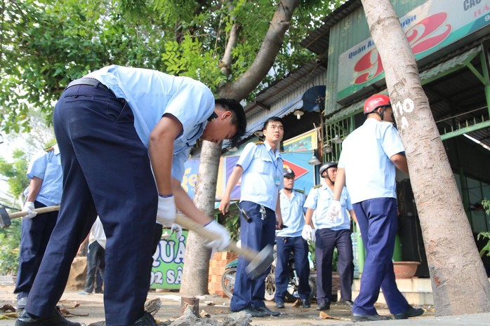 
Đội Quản lý trật tự đô thị quận Bình Tân đang đập bỏ một công trình lấn chiếm trên đường Tên Lửa.
