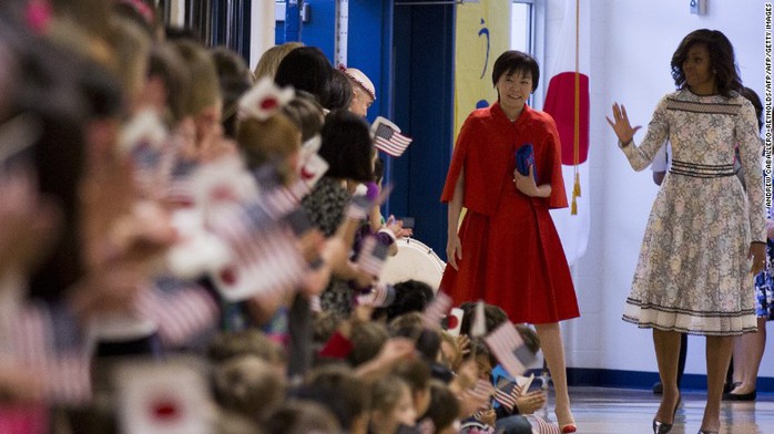 
Bà Obama cùng bà Abe thăm một trường tiểu học ở Great Falls, Virginia năm 2015. Ảnh: CNN
