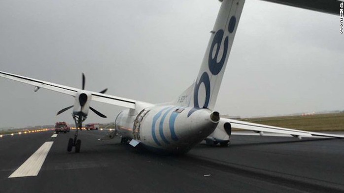 
Máy bay Bombardier Dash-8 Q400 của hãng hàng không Flybe gãy càng khi hạ cánh tại Hà Lan vì gió mạnh. Ảnh: Independent
