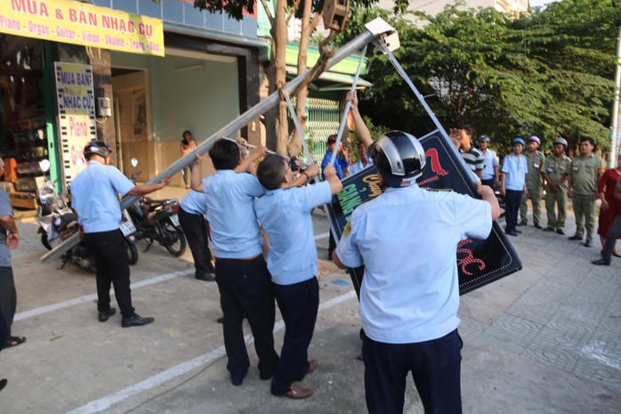 Một bảng hiệu lấn chiếm trên đường Tên Lửa (quận Bình Tân) đã bị dọn dẹp.