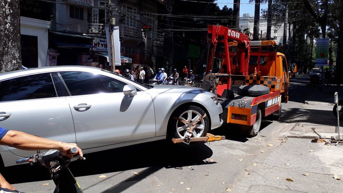 
Một chiếc xe hơi đậu trước nhà 92 Sương Nguyệt Ánh cũng bị đoàn kiểm tra cẩu đi
