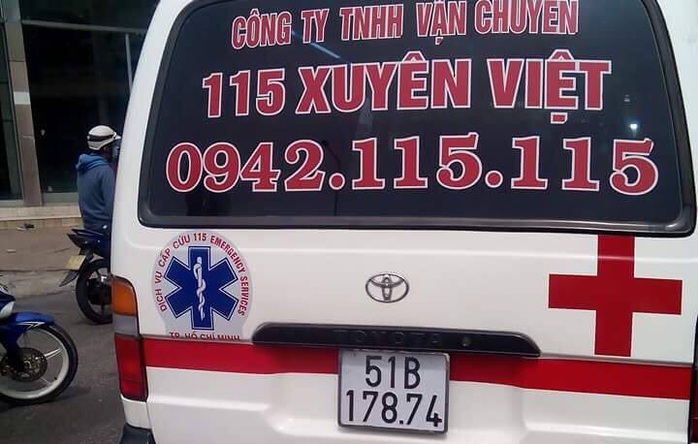 
Một chiếc xe mang logo Dịch vụ cấp cứu 115 giống 99% logo của Trung tâm Cấp cứu 115 TP HCM chạy trên đường Hồng Bàng, quận 5, TP HCM - ảnh CTV.

