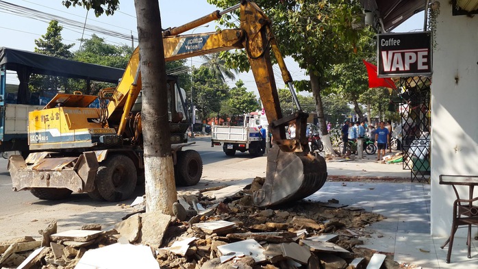 
Lực lượng chức năng TP Biên Hòa (tỉnh Đồng Nai) ngày 10-3 dùng xe múc phá bỏ một số hạng mục công trình người dân xây lấn chiếm Ảnh: Xuân Hoàng
