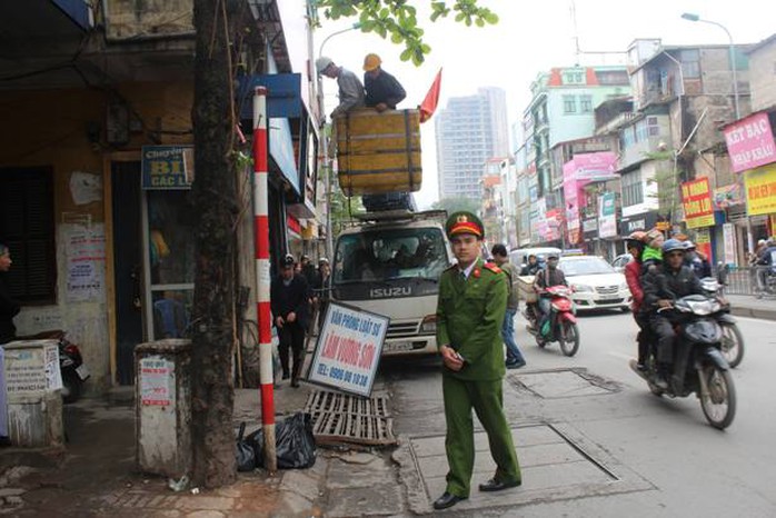 
Tháo dỡ các biển quảng cáo vi phạm tại đường Tôn Đức Thắng (quận Đống Đa, Hà Nội)
