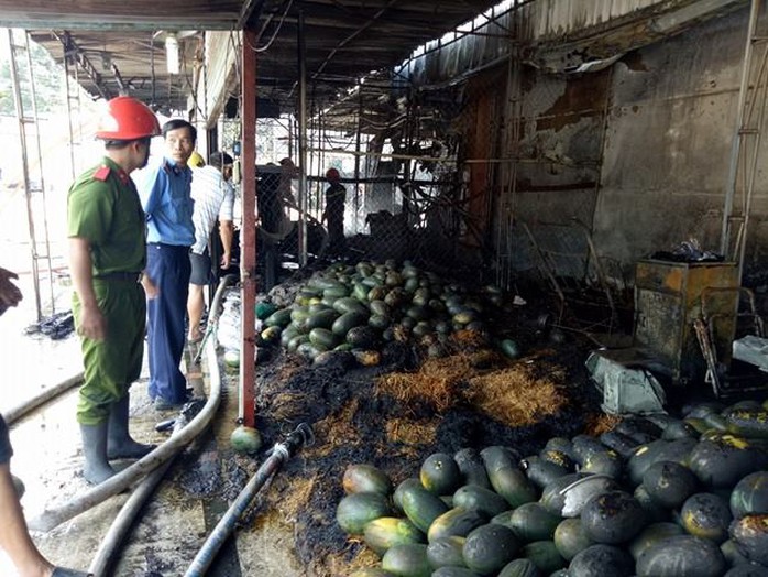 
7 kios bán trái cây bị cháy nhưng may mắn lửa không lan sang các khu vực khác
