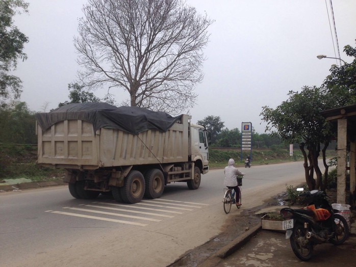 Thời gian gần đây, xe quá tải liên tục hoành hành trên Quốc lộ 12A đoạn qua huyện Tuyên Hóa (Quảng Bình)