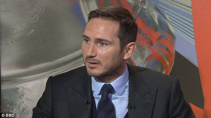Lampard không đồng tình với quyết định đuổi Herrera của trọng tài