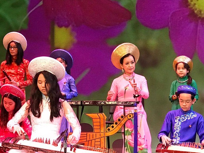 NSƯT - Tiến sĩ Hải Phượng biểu diễn trên sân khấu Hý viện Shorecrest - Seattle - Mỹ, cùng biểu diễn với các học trò của NS Hồng Việt Hải (Đoàn văn nghệ dân tộc Hướng Việt)