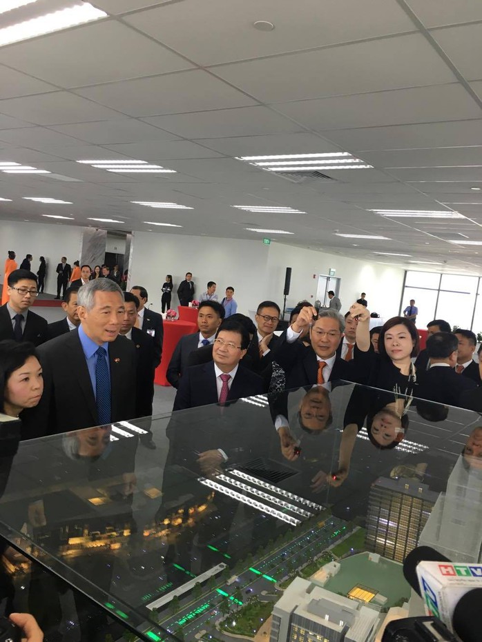 
Thủ tướng Singapore Lý Hiển Long và Phó Thủ tướng Trịnh Đình Dũng tham quan mô hình tòa nhà Mapletree
