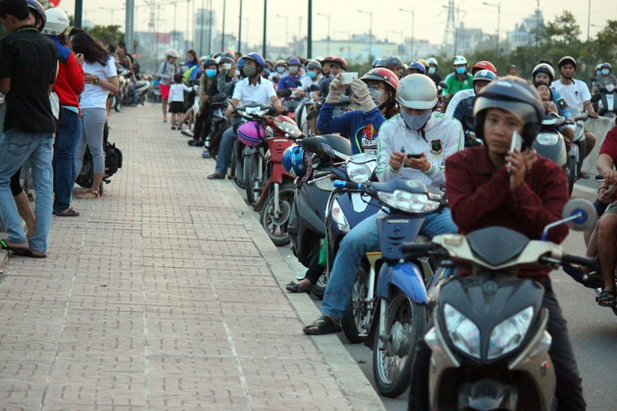 
Tuy nhiên, chỉ khoảng 1 tiếng sau người dân dừng xe bên dưới lòng đường ngày càng nhiều khiến đoạn đường bị ùn tắc, tình trạng giao thông khá lộn xộn.
