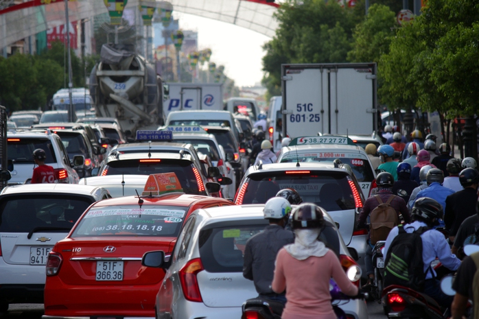 
Khoảng 14 giờ, mặc dù không phải là giờ cao điểm nhưng đường Nam Kỳ Khởi Nghĩa (quận 3) vẫn kẹt cứng, xe ô tô và xe máy chạy vào làn đường của nhau gây ra tình trạng ùn ứ giao thông.
