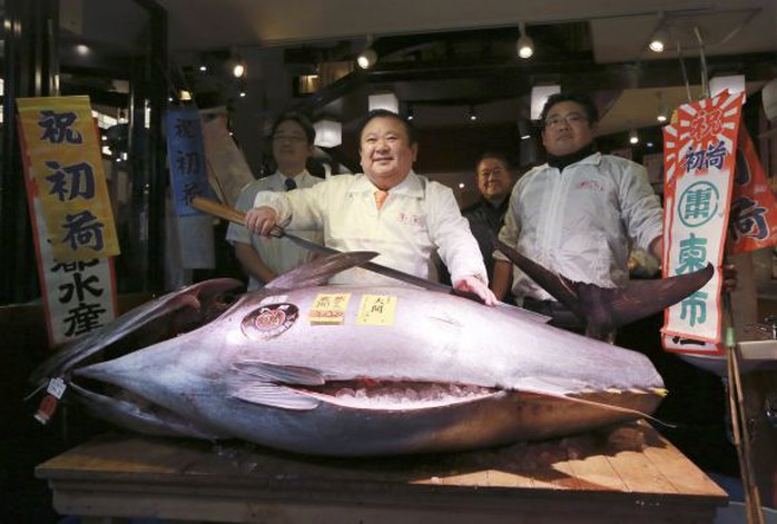 Ông Kimura mua con cá ngừ 212 kg giá 74 triệu yen hôm 5-1. Ảnh: AP