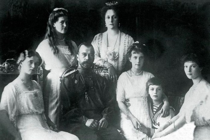 Gia đình hoàng tộc Nga Romanov. Từ trái qua: Olga, Marie, Tsar Nicholas II, Tsarina Alexandra, Anastasia, Tsarevich Alexei và Tatiana. Ảnh: PA