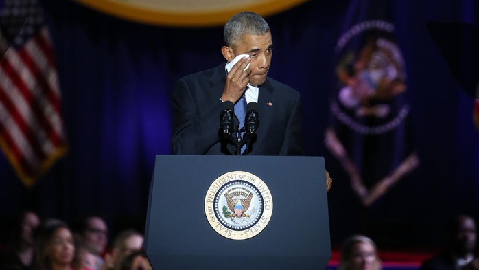 Ông Obama lau nước mắt khi phát biểu. Ảnh: CHICAGO TRIBUNE