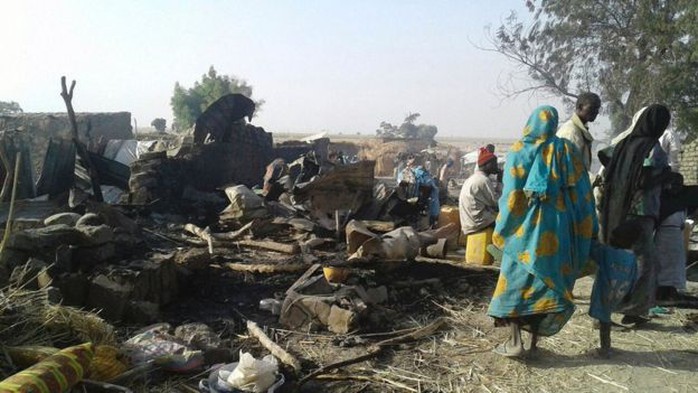 Trại tị nạn Rann bị đánh bom hôm 17-1. Ảnh: MSF