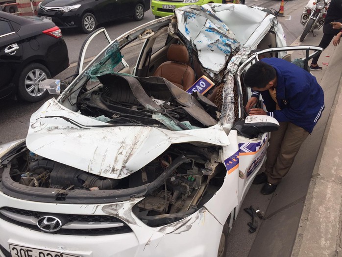 
Chiếc xe taxi biến dạng sau vụ tai nạn, tài xế may mắn thoát chết
