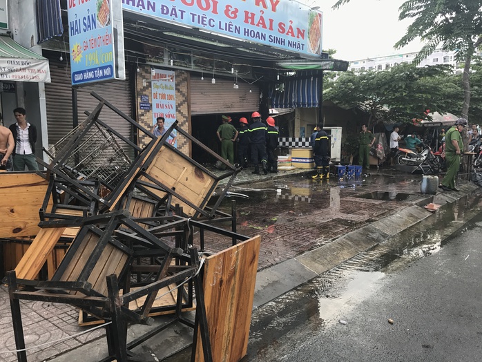 
Hiện trường vụ cháy ở quán nhậu mặt tiền đường Phạm Văn Đồng
