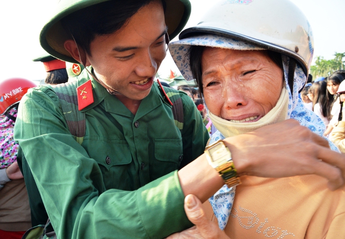 Người thân bị rịn đưa tiễn thanh niên lên đường nhập ngũ. Ảnh: Tử Trực