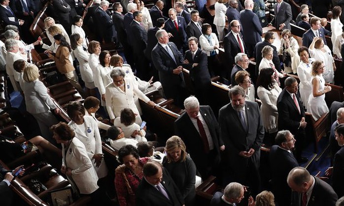 Các nghị sĩ Dân chủ mặc đồ trắng phản đối khi ông Trump phát biểu. Ảnh: AP