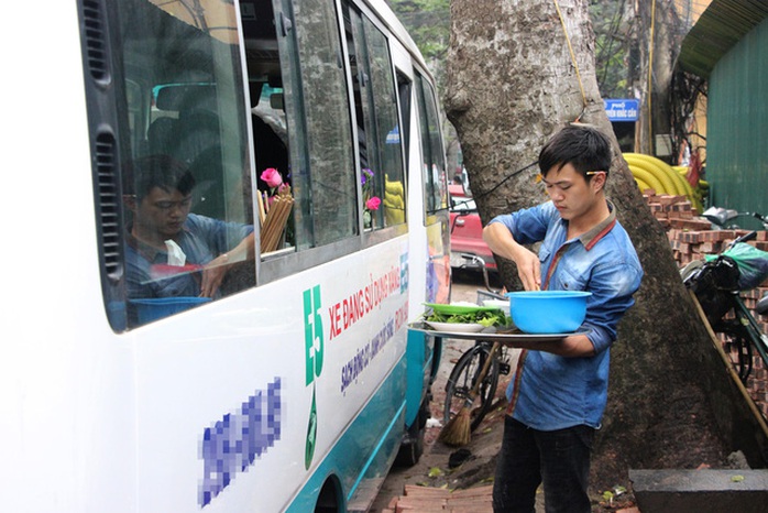 
Lực lượng chức năng cho rằng quán bún trả trên xe khách là hoạt động kinh doanh trái phép - Ảnh: Ng. D.
