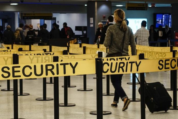 Hành khách tới trạm kiểm soát an ninh tại sân bay quốc tế JFK ở New York ngày 11-10-2014. Ảnh: REUTERS