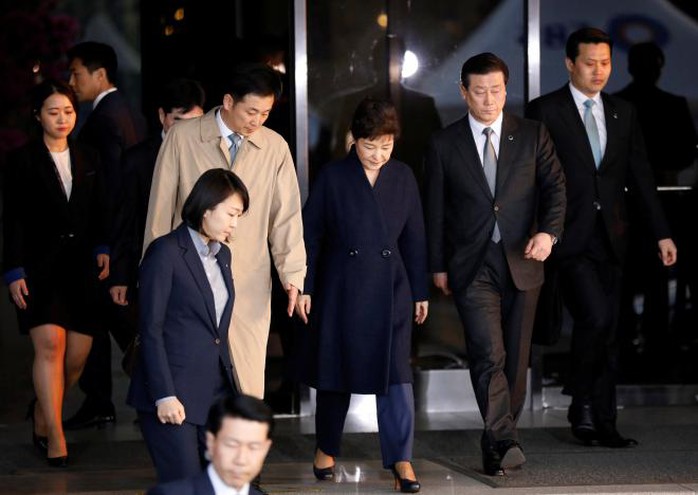 
Bà Park rời khỏi văn phòng công tố hôm 22-3. Ảnh: REUTERS
