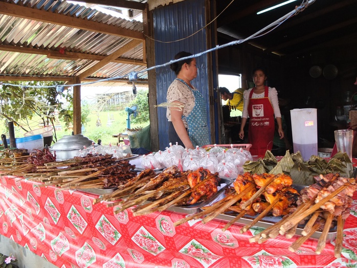 Một quầy bán cơm nếp và đồ nướng ở Paksong