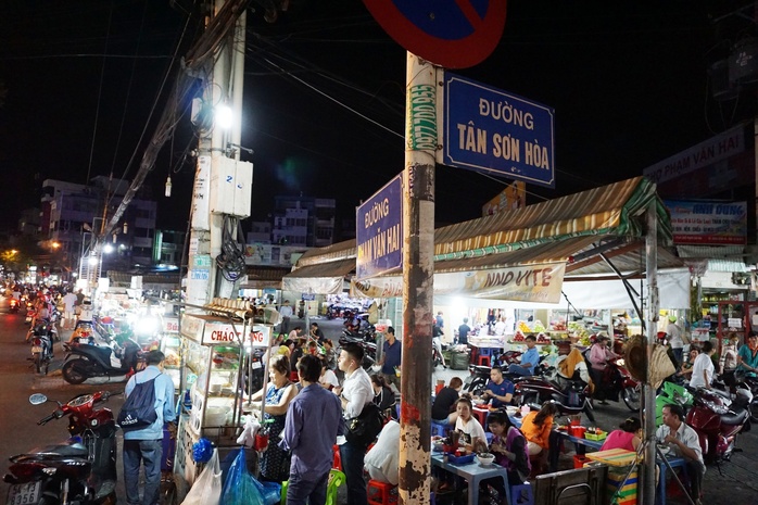 
Dọc mặt tiền chợ Phạm Văn Hai, đoạn gần giao lộ Phạm Văn Hai – Tân Sơn Hòa, nhiều người bán hàng rong đã được sắp xếp vị trí kinh doanh mới

