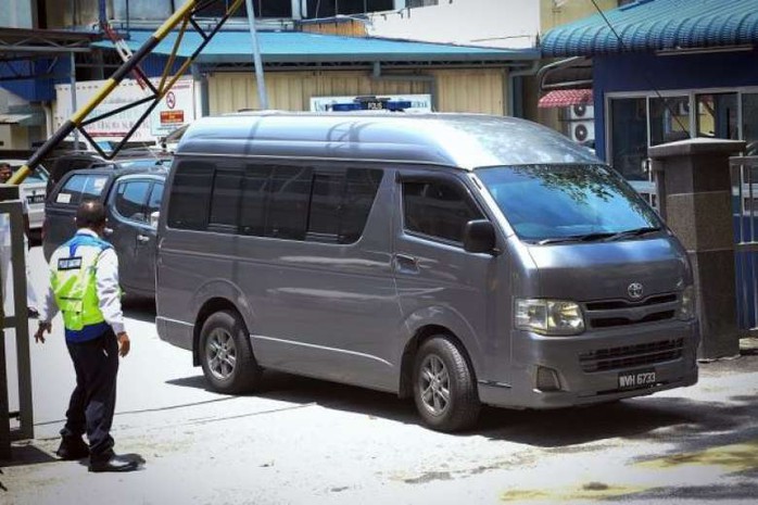 Chiếc xe được cho là chở thi thể ông Kim Jong-nam rời khỏi bệnh viện Kuala Lumpur hôm 30-3. Ảnh: BERNAMA