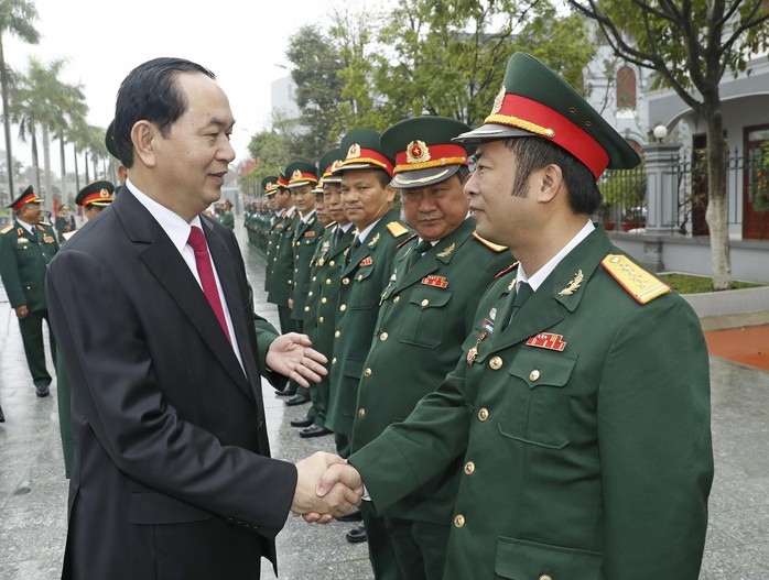Chủ tịch nước Trần Đại Quang với các cán bộ, sĩ quan chỉ huy Bộ Tư lệnh Binh chủng Đặc công Ảnh: TTXVN