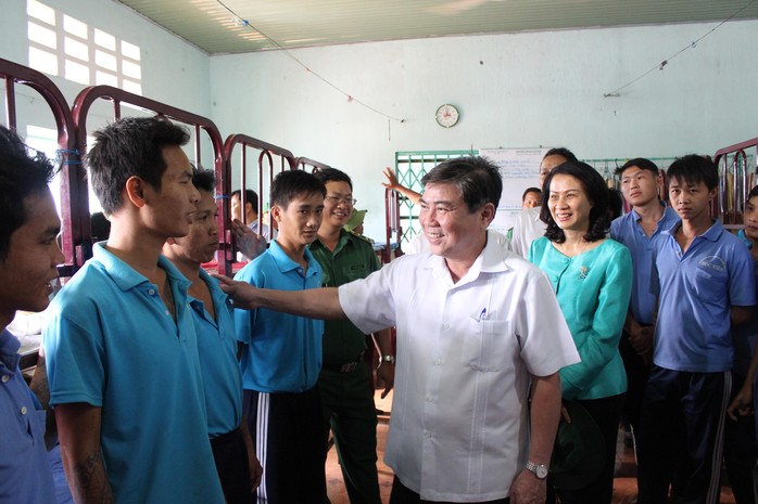 Chủ tịch UBND TP HCM Nguyễn Thành Phong thăm hỏi các học viên trong chuyến thăm vào ngày 7-1