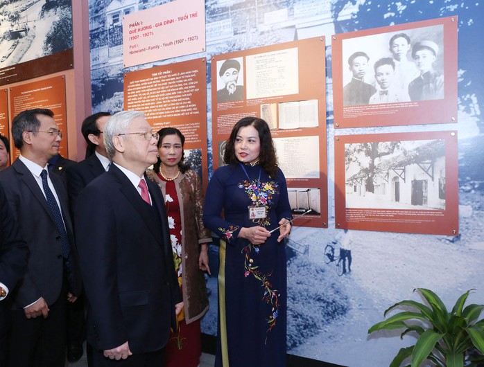 Tổng Bí thư Nguyễn Phú Trọng và các đại biểu xem triển lãm Ảnh: TTXVN