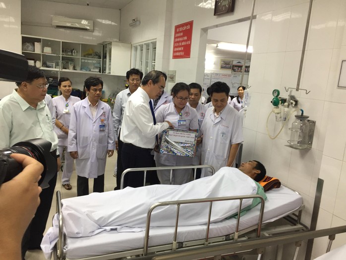 Ông Nguyễn Thiện Nhân tặng quà cho bệnh nhân tại Bệnh viện Chấn thương Chỉnh hình