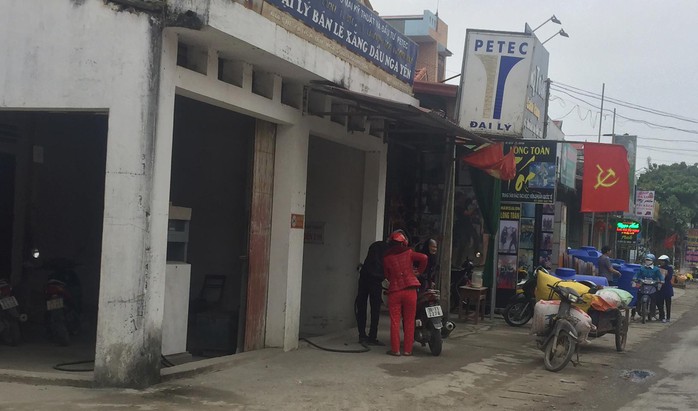 Cửa hàng xăng dầu trên đường Bà Triệu đã hết hạn và phải di dời sang vị trí khác nhưng vẫn hoạt động bình thường