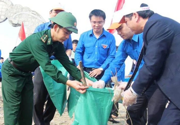 
Các đoàn viên, thanh niên cùng tham gia làm sạch biển
