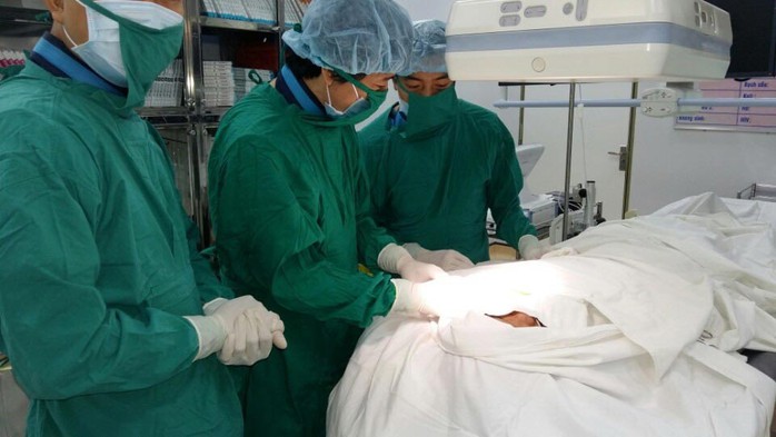 Các bác sĩ đang phẫu thuật cấy máy tạo nhịp tim cho bệnh nhân L.T.T vào ngày 22-3