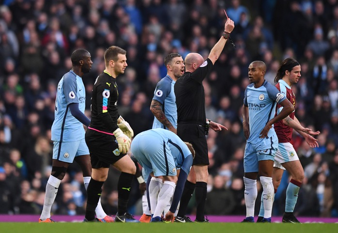 Fernandinho lần thứ ba dính thẻ đỏ ở mùa giải năm nay, khiến Man City rất vất vả mới đánh bại được Burnley