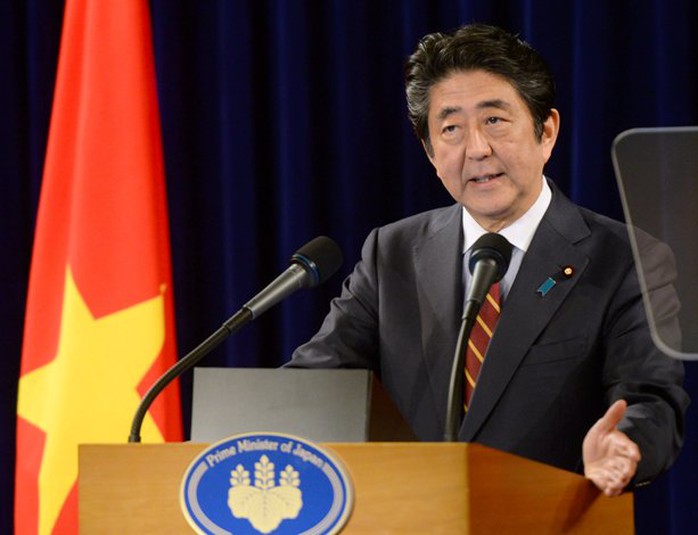 Thủ tướng Abe trong cuộc họp báo tại Hà Nội - Ảnh: Reuters