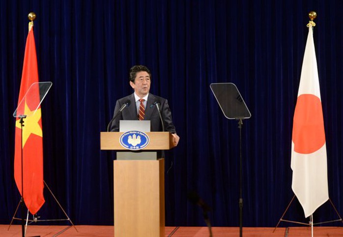 
Thủ tướng Abe trong cuộc họp báo tại Hà Nội - Ảnh: Reuters
