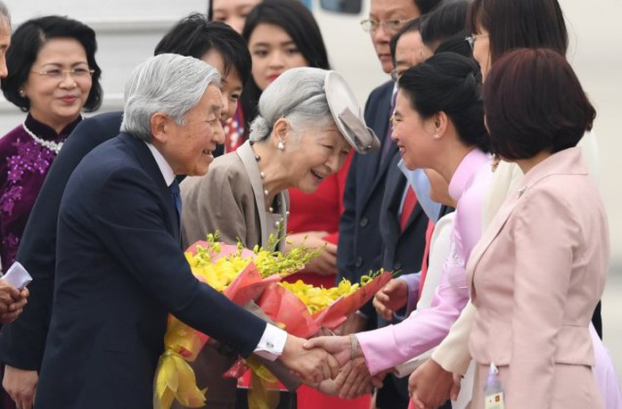 Chào đón Nhà vua và Hoàng hậu tại sân bay quốc tế Nội Bài chiều 28-2 - Ảnh: Reuters