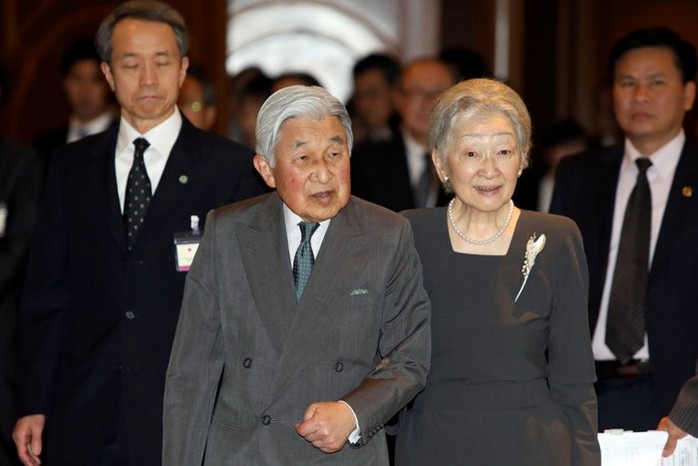 
Nhật hoàng Akihito cùng Hoàng hậu Michiko đến buổi gặp gia đình các cựu binh Nhật Bản đang sống tại Việt Nam
