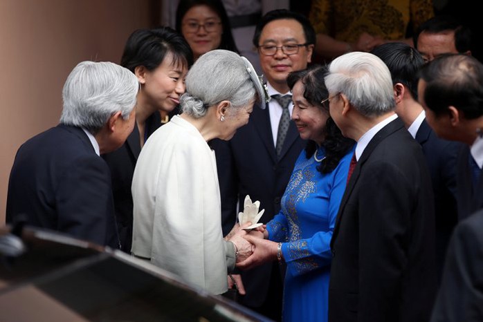 
Phu nhân Tổng Bí thư nắm tay Hoàng hậu chào mừng
