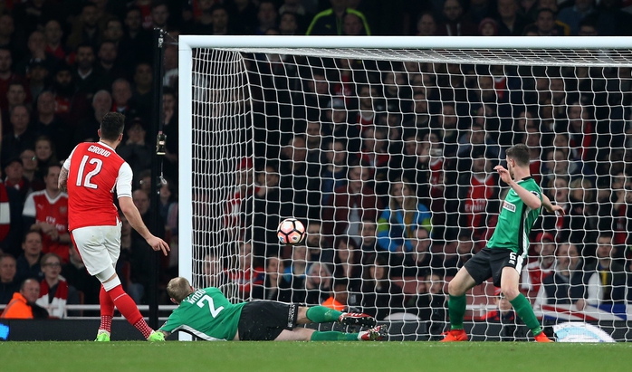 
Giroud ghi bàn trong trận Arsenal - Lincoln 5-0
